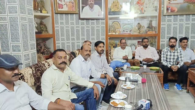 राज भवन में पत्रकार एकत्रित हुए वित्त मंत्री सुरेश कुमार खन्ना से समस्या के बारे में बात