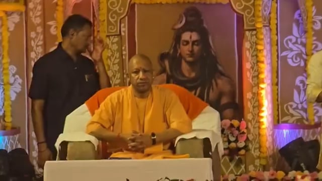 🔱 महादेव की भक्ति में सराबोर हुआ कथा प्रांगण, सीएम योगी ने किया शिव महापुराण कथा का श्रवण 🔱