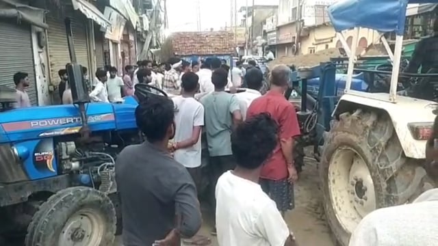 मथुरा औरंगाबाद बाजार में दुकान में घुसा मिट्टी से भरा ट्रैक्टर बड़ा हादसा होने से टला 