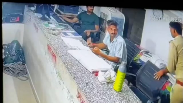 थाने के अंदर भिड़े सिपाही, लात घूंसे चलें'

बाराबंकी के बड्डूपुर थाने में 2 पुलिसकर्मियों में जमकर लात घूसे चलें. एक सिपाही ने दूसरे को लिटा लिटा कर पीटा. मारपीट CCTV कैमरे में कैद हो गई. करीब 2 सप्ताह पुराना वीडियो बताया जा रहा है. दावा है कि बंटवारे को लेकर विवाद हुआ था.