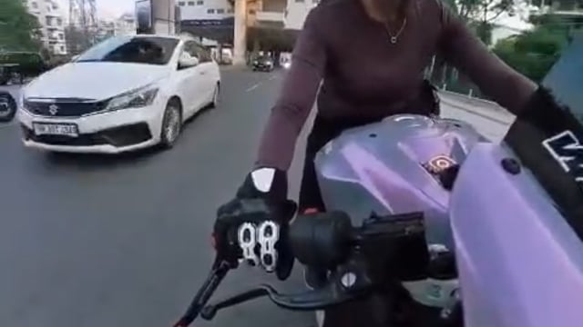 गुरुग्राम में हिट एंड रन !!

महिला बाइकर सिया को टक्कर मारकर कार सवार भाग गया। बाइक में लगे कैमरे में पूरा दृश्य कैद हुआ।
