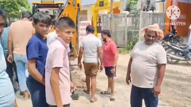  बरौली ब्लॉक में गांव बुढाना में स्वच्छता अभियान के सुदूढ बनाने के उद्देश्य से युवाओं और बुजुर्गों ने उठाया स्वच्छताअभिय