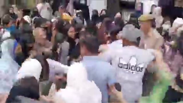 यूपी: अलीगढ़ मुस्लिम यूनिवर्सिटी में छात्राओं का प्रदर्शन, थाली-चम्मच बजाकर जताया विरोध
अलीगढ़ मुस्लिम यूनिवर्सिटी (AMU) के अब्दुल्लाह हॉल में खाने की गुणवत्ता को लेकर छात्राओं ने विरोध प्रदर्शन किया। छात्राओं ने थाली और चम्मच बजाकर अपनी नाराजगी जताई।
प्रदर्शन के दौरान छात्राओं ने प्रॉक्टोरियल बोर्ड के पुरुष सदस्यों पर धक्का-मुक्की करने का आरोप भी लगाया है।