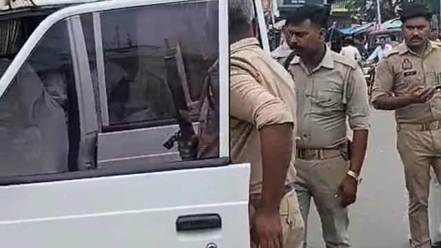 पुवायां में पत्रकारों से बातचीत करते ADM डॉ केपी गुप्ता शाहजहांपुर
