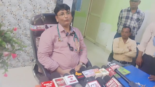 डॉ केपी गुप्ता ने प्रेस वार्ता की पत्रकारों को बताया पोस्टमार्टम रिपोर्ट में हार्ट अटैक से मौत हुई है शाहजहांपुर