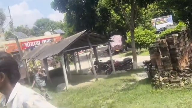 चौतरवा थाना में जप्त, गौवंश एवं चालक समेत पिकअप को रात के अंधेरे में छोड़ने पर मचा बवाल,