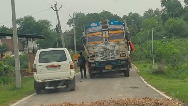  ओवरलोड ट्रकों की मार से छह महीने पहले बनी सड़क बदहाल, जिम्मेदार कौन#latest_news 