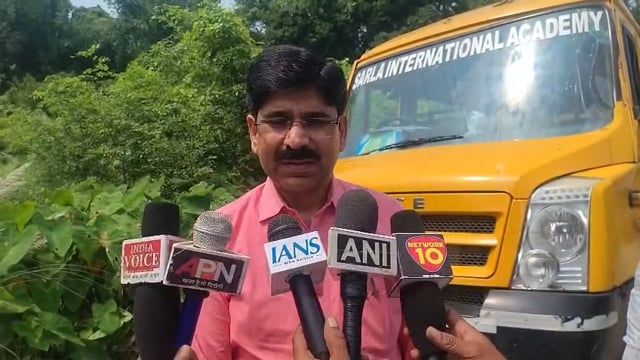 सिद्धार्थनगर में बड़ा हादसा टला, बच्चों से भरी स्कूल मिनी बस नहर में गिरी