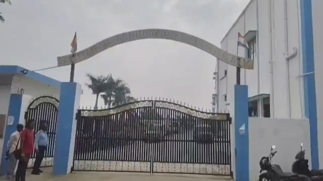 सिद्धार्थनगर में बड़ा हादसा टला, बच्चों से भरी स्कूल मिनी बस नहर में गिरी