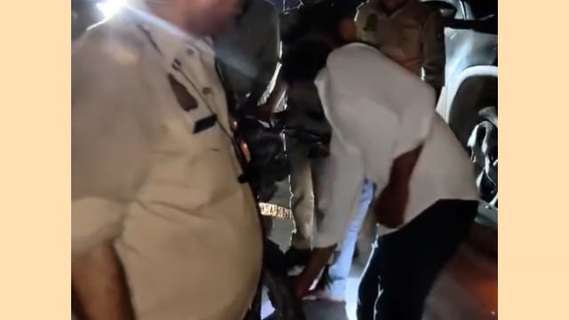 मथुरा थाना सदर क्षेत्र के अंदर कार बाइक की जबरदस्त भिड़ंत बाइक चालक की मौत साथी गंभीर रूप से घायल 