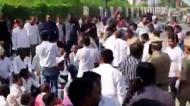 पोस्टमार्टम हाउस के बाहर धरने पर बैठे स्वामी प्रसाद मौर्य

अयोध्या के कंदैला गोलीकांड में घायल राम लगन मौर्य की मां पार्वती देवी की मंगलवार को लखनऊ