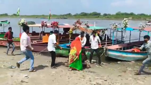 वृंदावन: ई रिक्शा खड़ा करने को लेकर हुआ विवाद, जमकर चले लाठी डंडे