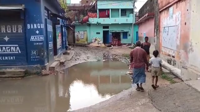 रजौन प्रखंड पंचायत मोरम बनगांव पुंसिया बस्ती 12 नंबर वार्ड मंडल टोला ठाकुर टोला बारिश के पानी से रोड बना तालाब और