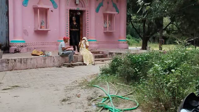 अम्बेडकर नगर आलापुर विधानसभा क्षेत्र के ढोलबजवा बाजार स्थित राम-जानकी मंदिर परिसर में श्रद्धालुओं को प्रसाद वितरित किया 