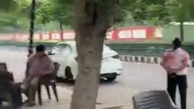 लखनऊ के जनेश्वर मिश्र पार्क के सामने शाहनवाज नाम के कार सवार ने महिला को 50 मीटर तक घसीटा टक्कर