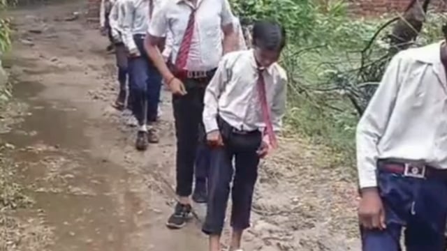 फरह गांव झन्डीपुर जीटी पब्लिक स्कूल के सामने गंदगी और जल भराव 