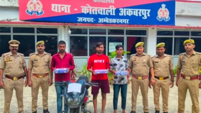 अंबेडकर नगर अंतर्जनपदीय मोबाइल चोर गिरोह के 3 सदस्य गिरफ्तार,कब्जे से 13 मोबाइल फोन और बिना नंबर प्लेट की पल्सर बाइक बरामद।