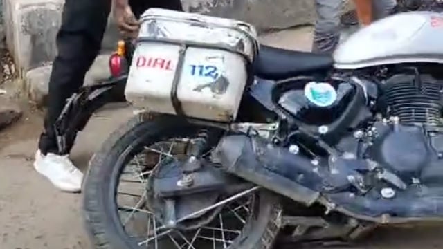 जिसे रोकना था शराब, वही निकले नशे में! सड़क पर पुलिसवालों की नौटंकी का VIDEO वायरल, फिर गिरी गाज