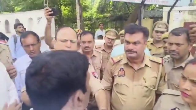 *रायबरेली — एक दूसरे को चूड़ी पहने की सलाह देते नजर आए  सपा जिला अध्यक्ष व शहर कोतवाल शिव शंकर सिंह।*