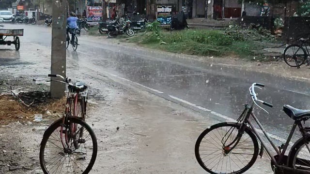अम्बेडकर नगर आलापुर विधानसभा क्षेत्र में अचानक बारिश से किसानों के चहरे खिले
