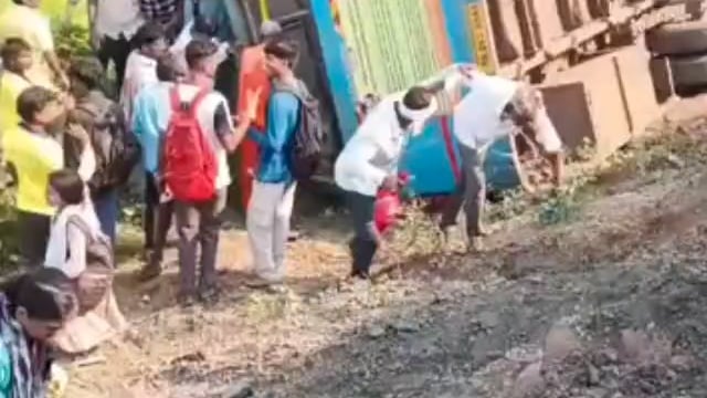 गडचिरोली तालुक्यातील शिवनी पुला जवळ बस पलटली