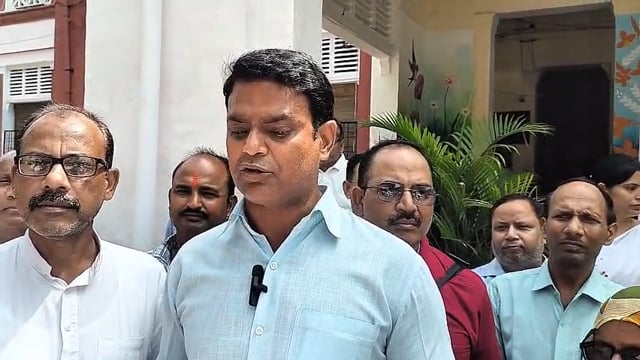 सम्मानजनक वेतन और सेवा सुरक्षा की मांग, शिक्षक बोले- हमें कैशलेस चिकित्सा नहीं, जीविकोपार्जन का सहारा चाहिए