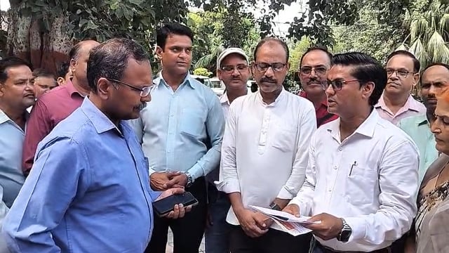 सम्मानजनक वेतन और सेवा सुरक्षा की मांग, शिक्षक बोले- हमें कैशलेस चिकित्सा नहीं, जीविकोपार्जन का सहारा चाहिए