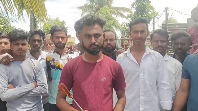 औसा तालुक्यातील सेलू येथे आठ फुटी अजगर आढळली