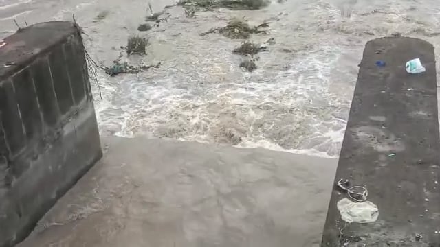 गौरीच्या आगमनानंतर पाऊस,पेठ तावरजा नदी वाहू लागली