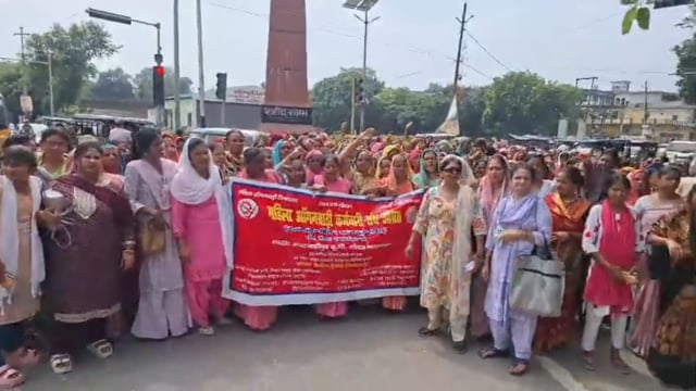 रामलीला मैदान से पैदल चलकर कलेक्टर पहुंची आंगनवाड़ी कार्यकर्ता रजनीकांत मजिस्ट्रेट को दिया ज्ञापन शाहजहांपुर