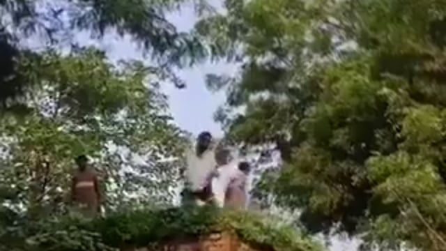बाराबंकी किस सतरिख थाना क्षेत्र में बरकतनगर गांव में जमीन कब्जे को लेकर हिंसक विवाद सामने आया है, दोनों तरफ से ईंट-पत्थर और लाठी-डंडे चल रहे है 112 पर सूचना मिलते ही मौके पर पहुंची पुलिस ने स्थिति को संभाला कानून व्यवस्था किया कायम कारवाही जारी।n