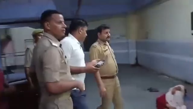 शाहजहांपुर मदनापुर में पीछे से चाकू गोद कर हत्या करने का प्रयास किया घायल को जिला अस्पताल भेजा गया मौके पर पहुंची पुलिस