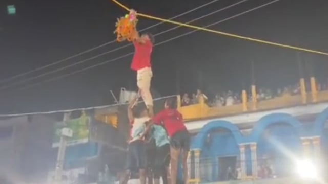 40 फीट ऊंचा मटका, नीचे हजारों की भीड़,51000 इनाम के लिए तीन टीमों ने लगाया दमखम।