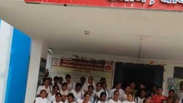 रजौनस्वास्थ्य केंद्र मैं आज स्वास्थ्य कर्मियों नेएक दिवसीयधरना प्रदर्शन किया
