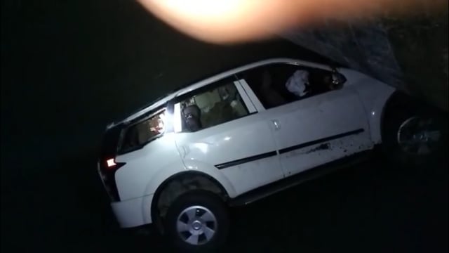 पुल से 20 फीट नीचे नदी में गिरी शराब लदी कार,चालक फरार;355.5 लीटर विदेशी शराब बरामद।