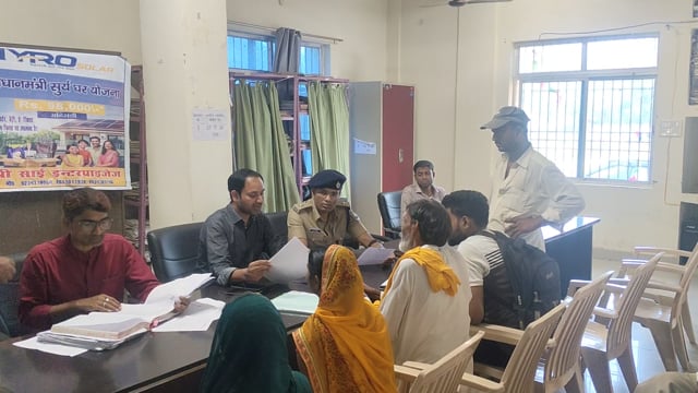 रजौन अंचल में राजस्व पदाधिकारी सुरजेश्वर श्रीवास्तव और रजौन एसएचओ अभय शंकर की उपस्थिति में  लगा जनता दरबार