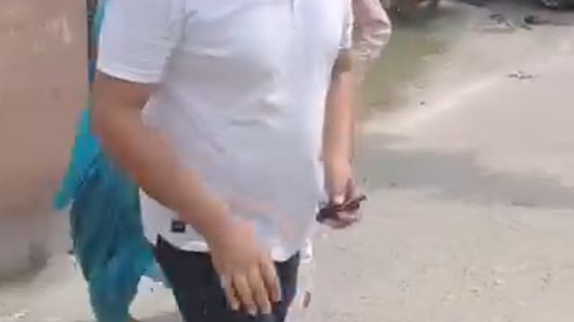 शामली में बीजेपी सभासद की महिला ने की पिटाई, वीडियो वायरल
शामली। कुछ महिलाए अपने वार्ड में नाला