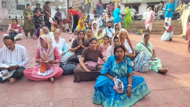 गोवर्धन स्थित पावन राधा कुंड की धरती पर भक्ति और श्रद्धा का अद्भुत संगम देखने को मिला। जीबीपीएसट्रस्ट राधा कुण्ड, बसोतीं के भक्तों ने राधारानी की कृपा प्राप्ति की भावना से भावपूर्ण ‘राधा कृपा कटाक्ष स्तोत्र’ का पाठ किया। भक्तिमय वातावरण में गूंजते मंत्रों से पूरा राधा कुंड आध्यात्मिक ऊर्जा से सराबोर हो उठा। लोकेशन पर जाकर खबर को प्रसारित किया गया।