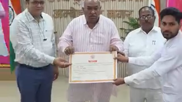 अम्बेडकरनगर: 49 नवनियुक्त स्वास्थ्यकर्मियों को मिले नियुक्ति पत्र