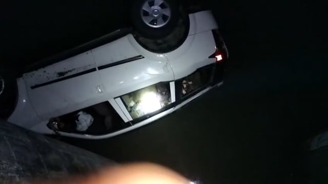 पुल से 20 फीट नीचे नदी में गिरी शराब लधी कार चालक सहित अन्य सवार फरार उत्पाद विभाग की टीम कर रही थी पीछा 