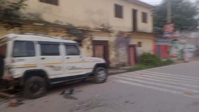 मनियर थाने के समीप खड़ी ब्लोरो में बाइक सवार तीन युवकों ने मारी टक्कर,एक कि हुई मौत दो की हालत गम्भीर