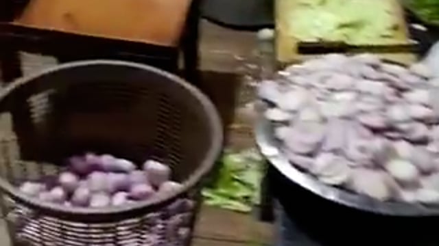 लखनऊ के लूलू मॉल में फ़ूड डिपार्टमेंट ने छापा मारा,
मोती महल लुलु मॉल में कॉकरोच और तमाम कीड़े