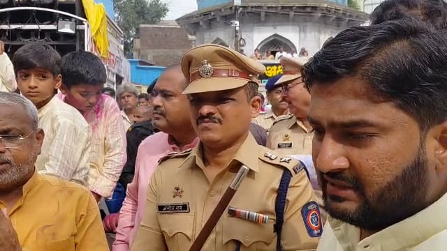 पोलीस अधीक्षक अमोल तांबे यांच्या हस्ते आजोबा गणपतीची आरती करून विसर्जन मिरवणुकीला सुरुवात