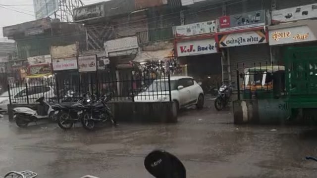 અમરેલી માં ફરી એક વાર લાંબા સમય બાદ વરસાદ ની ધમાકેદાર એન્ટ્રી 
