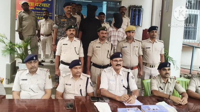 अमरपुर में अवैध हथियार के जखीरो के साथ दो गिरफ्तार, देसी पिस्टल मास्केट, कट्टा और छह जिंदा गोली बरामद।
