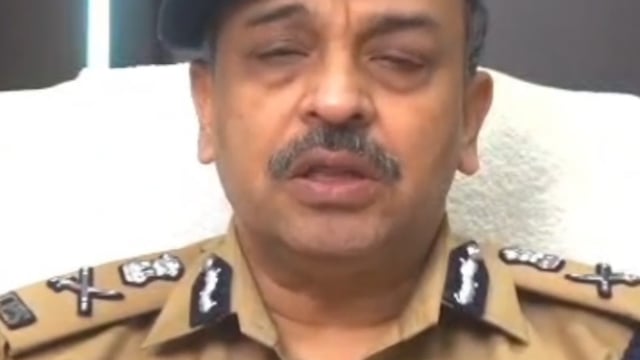 उत्तर प्रदेश के एडीजी कानून व्यवस्था अमिताभ यश आज एटीएस द्वारा मुठभेड़ में मारे गए 30 लाख के इनामी नक्सली की जानकारी देते हुए....