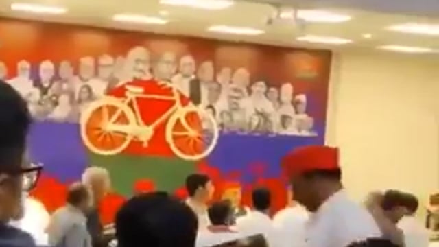 लखनऊ में अखिलेश यादव के सामने भिड़े सपा नेता, एटा-कासगंज की सभी इकाइयां भंग

लखनऊ में 2027 के विधानसभा चुनाव