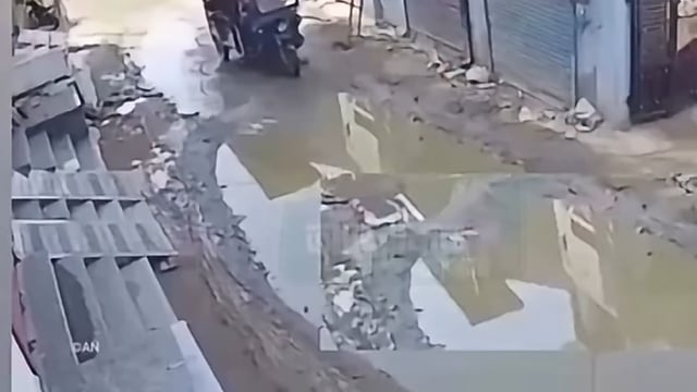 *जनहित में जारी*

*सोशल मीडिया पर ये विडिओ वायरल हो रहा  वीडियो में साफ दिख रहा है कि एक संकरी कीचड़