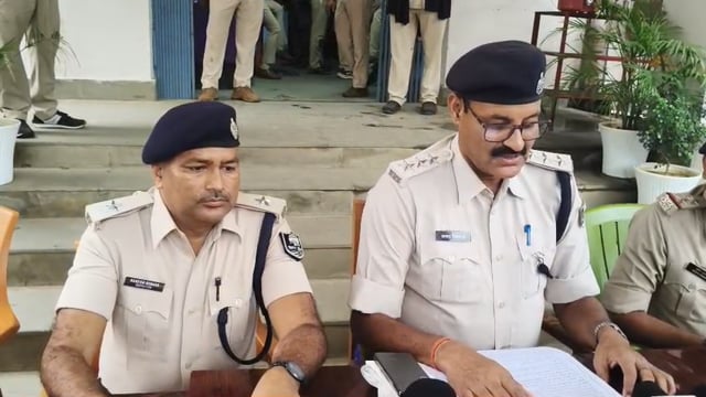 बांका अमरपुर के डुमरामा में अवैध हथियार का जखीरा बरामद दो गिरफ्तार पिस्तौल दो मास्केट कट्टा वह अच्छा जिंदा कारतूस जप्त