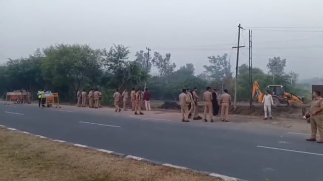 मथुरा के छाता में धरना स्थल पर पुलिस की कार्यवाही